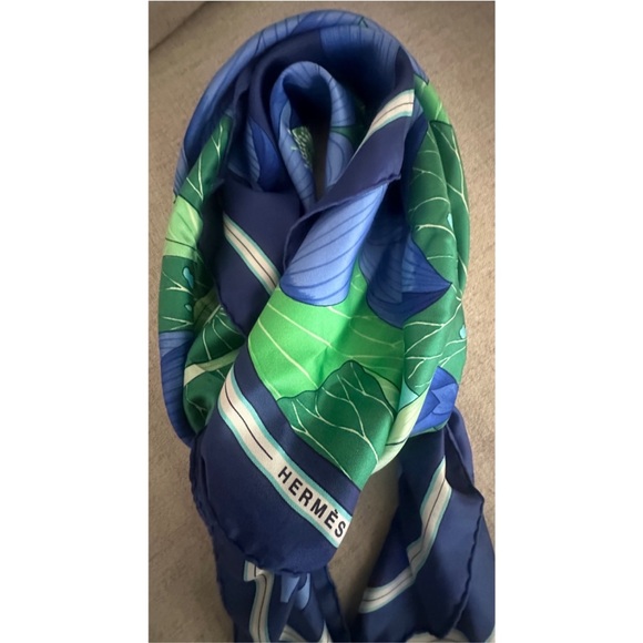Vintage Hermes Fleur de Lotus scarf updated description. - Picture 4 of 10